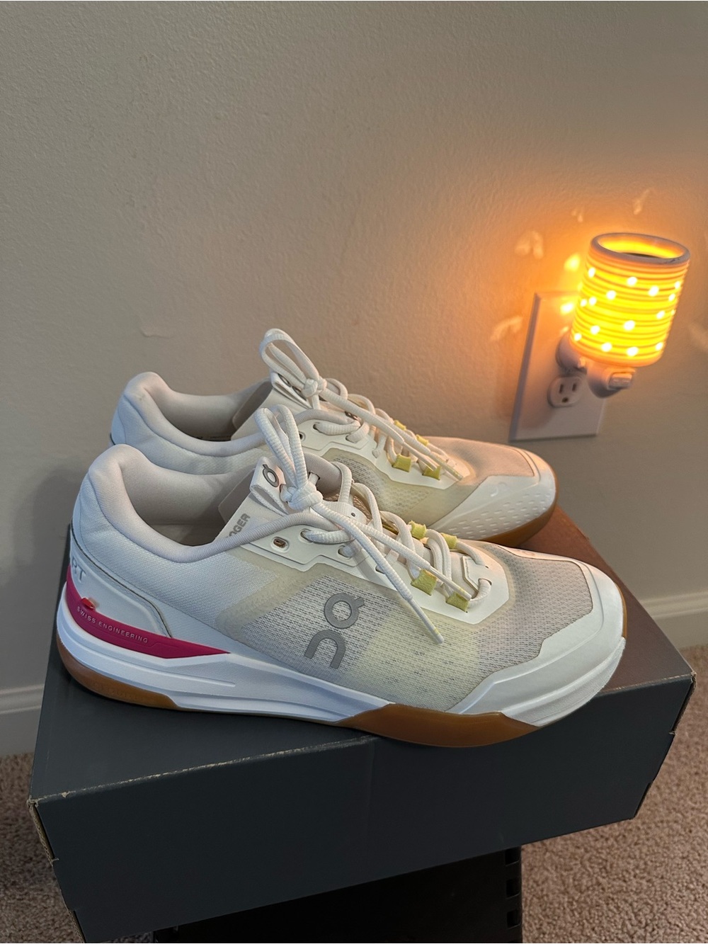 On The Roger Advantage Pro, Women’s white with Pink Accent. Size 10.5